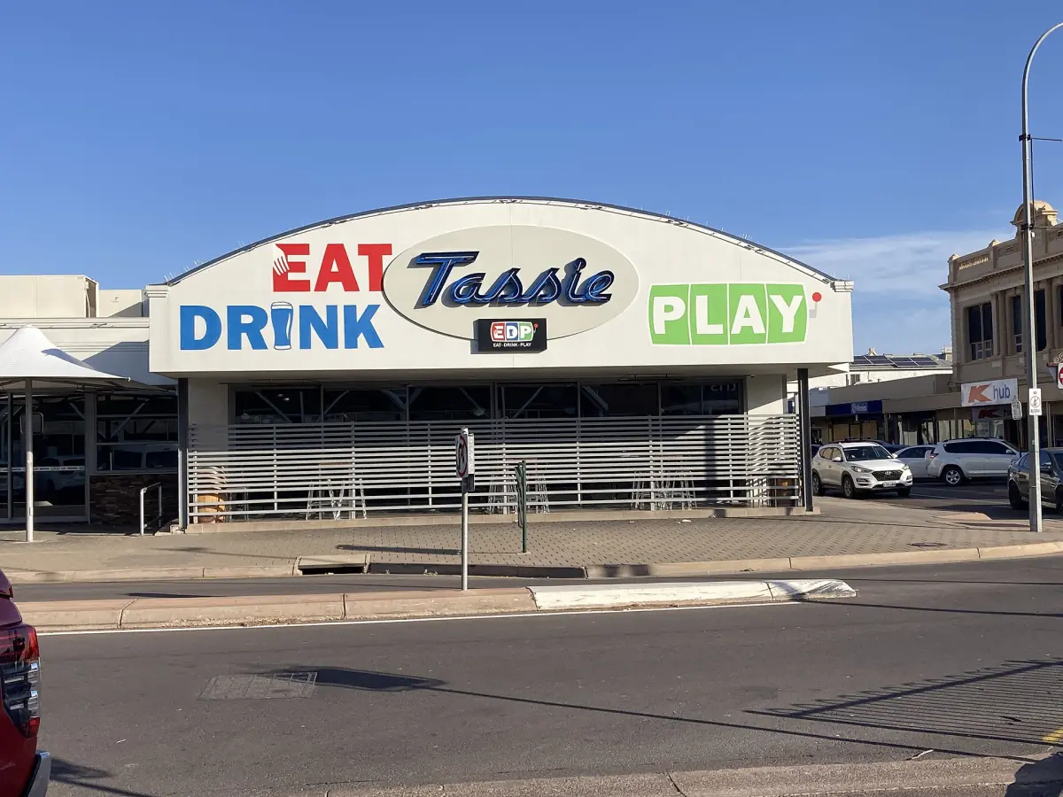 A corner pub on a street in Port Augusta